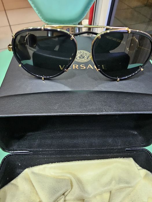 Versace продава очила