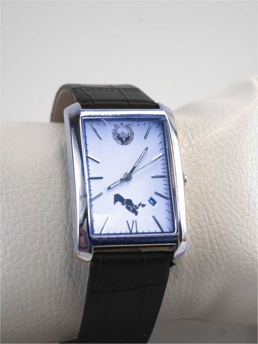 Erkaklar soati.  Gerb  va O'zbekiston xaritasi tushurilgan soat