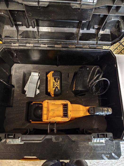 Акумулаторен пистолет за пирони игли Девалт DeWALT 18V комплект