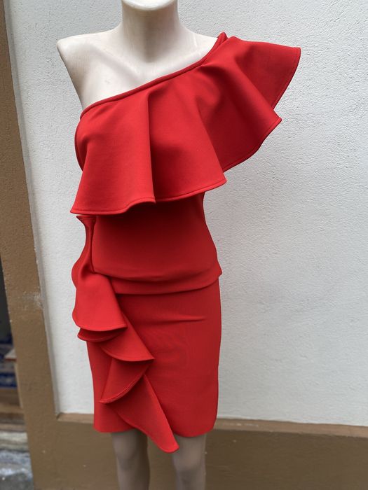 Rochie midi bandage rosie eleganta un umar cu volane
