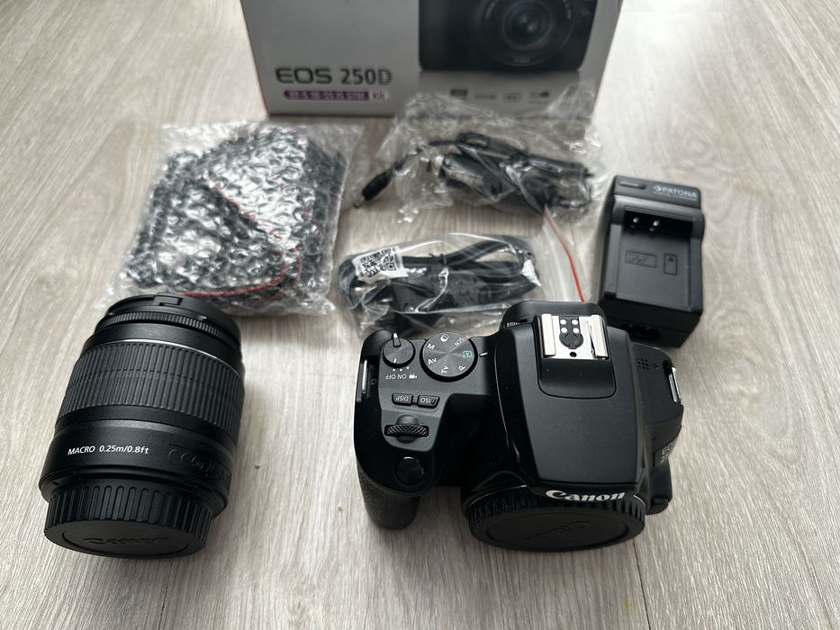 Canon EOS 250D + obiectiv 18-55 IS STM (Kit) | 4K | WiFi | Touchscreen