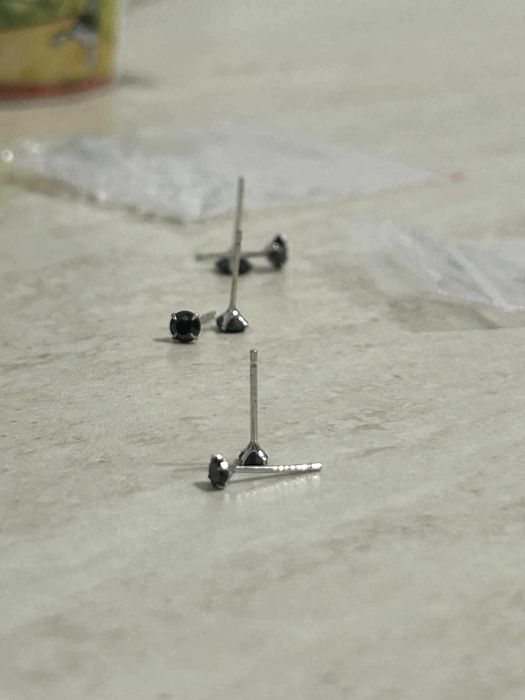 Обеци масивно сребро и черен камък цирконий   с винт !