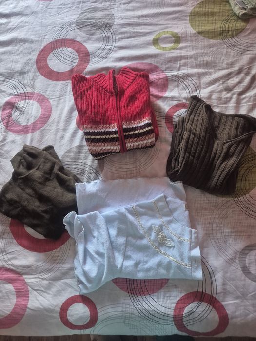 Нова вълнена жилет, подарък 2 блузи и една нощница