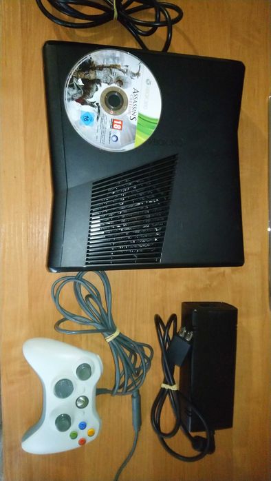 Конзола Xbox 360 С Джойстик кабели и игра Assasins creed 3