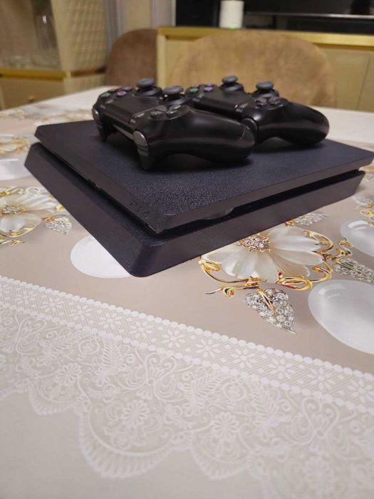 Sony PlayStation 4 1TB / 2 оригинальных джойстика