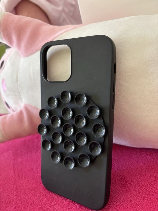 Продавам 3 стилни калъфа за iPhone 12.  Има черен калъф с 3D балончета, розов калъф с вълнообразен дизайн и прозрачен калъф с розови сърца.