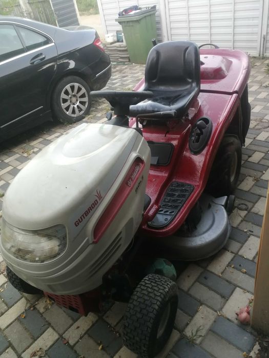 Tractoras tuns iarba