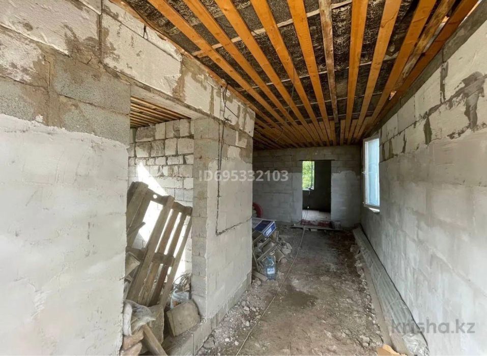 Продам участок с недостороенным домом