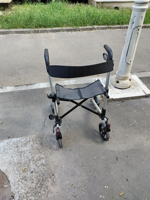 Scaun/căruț pentru persoane care nu se pot deplasa mult