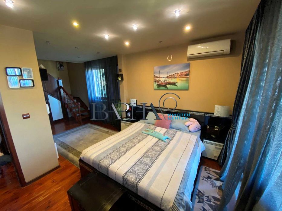 Обзаведена триетажна къща във Виница