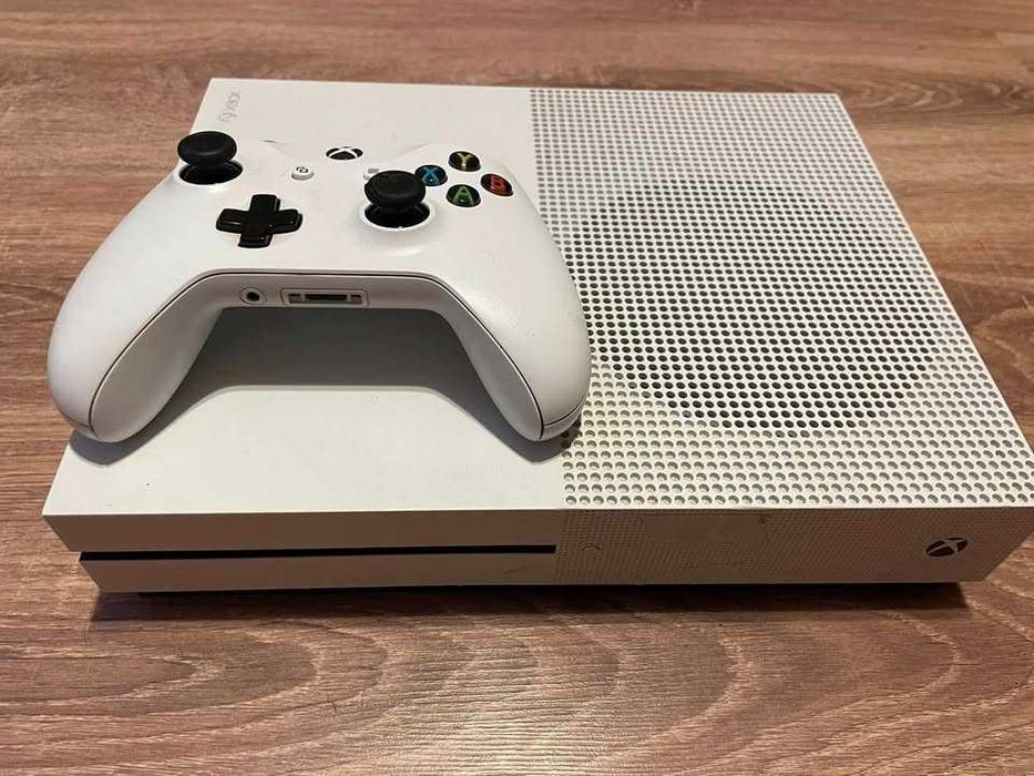 Xbox one S +1TB + FIFA CD+maneta