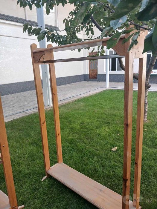 Деревянные стеллажи и вешалки из хорошего  качества