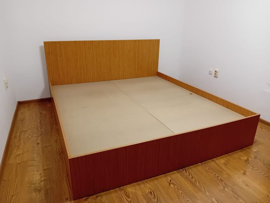 Vând pat dublu cu saltea .