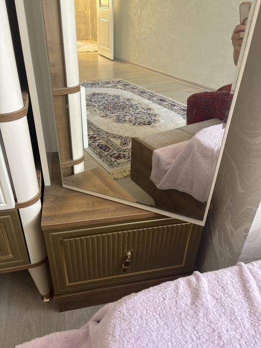 Продам зеркальный комод