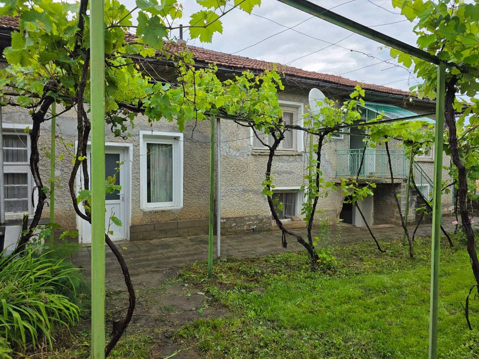 Поддържан имот в подножието на Балкана – 960 кв.м. двор, кладенец и канализация