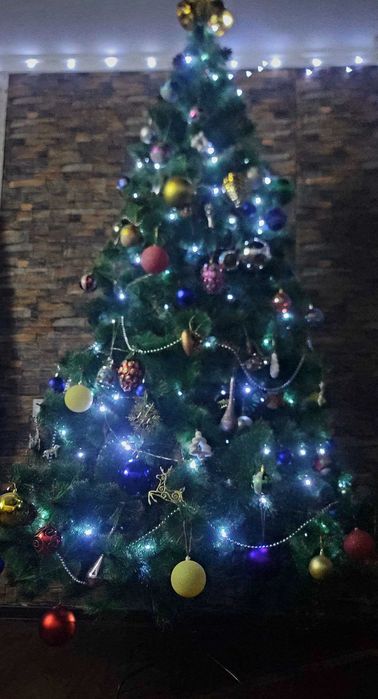 В новом состояние 2,5 метровая ёлка с игркшками и новой герляндой