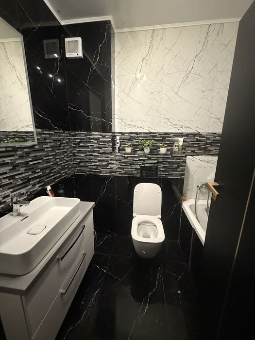 Inchiriez apartament trei camere LUX  Prima  WISTA CU LOC PARCARE CU PRIZA  INCARCARE MASINA