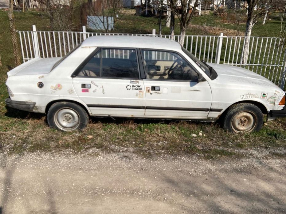 Лек автомобил PEUGEOT 305 GLD