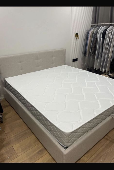 Кровать с матрасом и прикроватная тумба