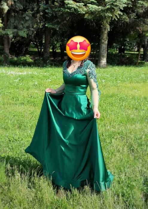 Зелена сатенена рокля с камъни и маниста