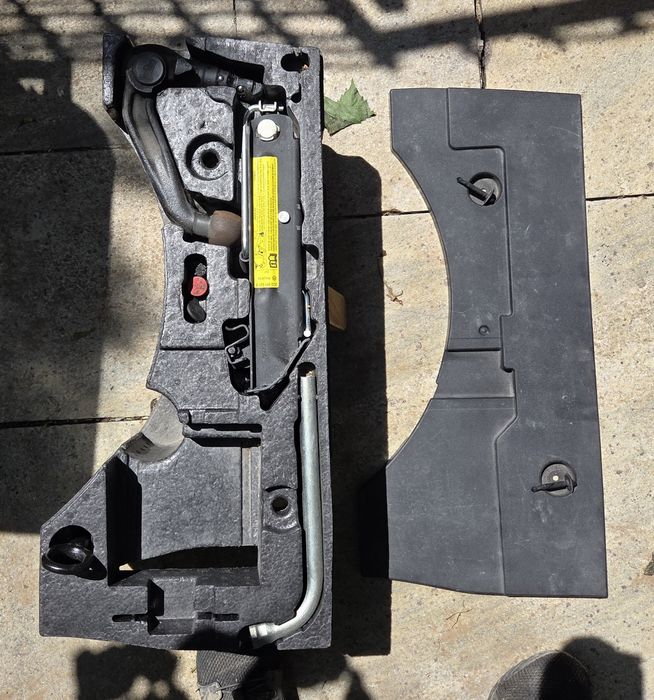 Kit cric , carlig remorcare detasabil spate,roata rezerva, rulou portbagaj vw passat b6