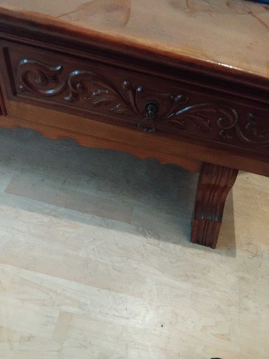 Продавам холандски скрин в 2 части с дърворезба