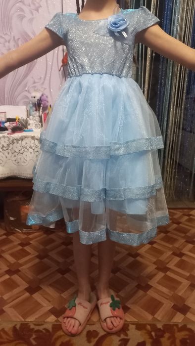 Продам нарядное платье на девочку