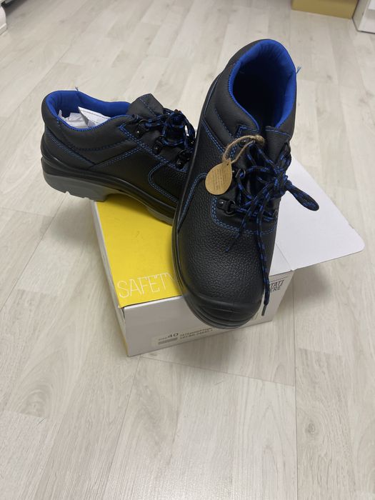 Pantofi cu bot metalic