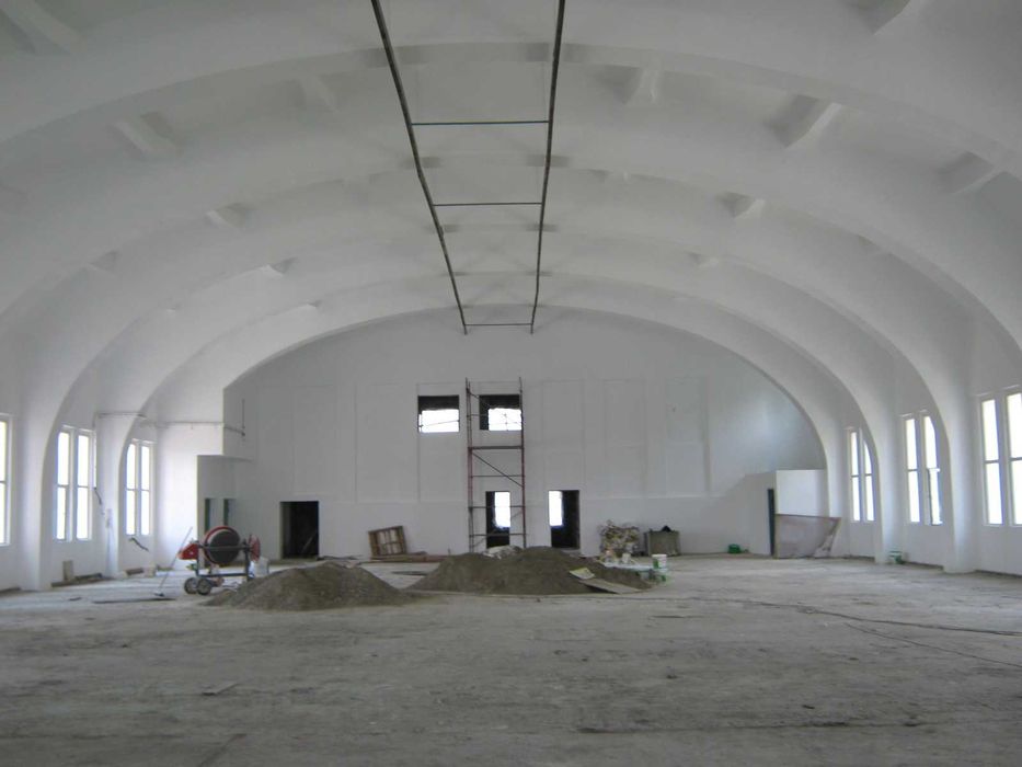 Hala construita pe 3 niveluri cu cca 4000 mp utili si teren, la DN 15 or. Buhusi, jud. Bacau, Romania