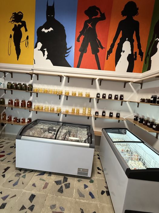 Оборудование для магазина б/у морозильники холодильник стол стелажи.