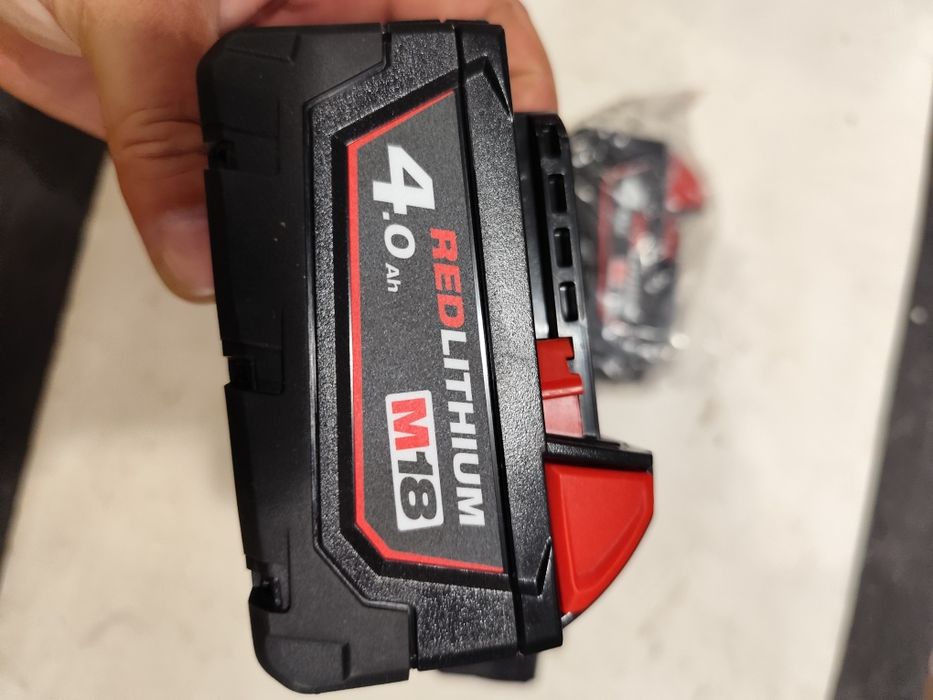 Милуоки батерия 18 волта 4 амперачаса Milwaukee M18 B4