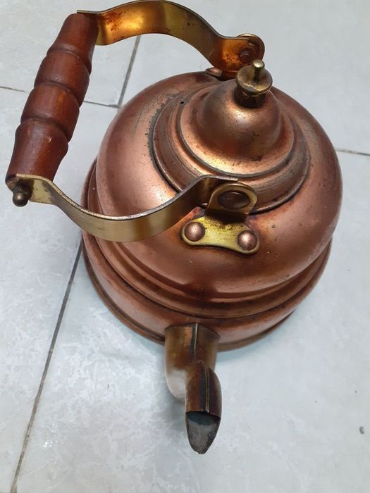 Меден стар чайник и масивна бронзова кана