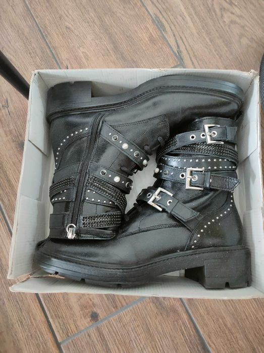 Кожени боти Zara.