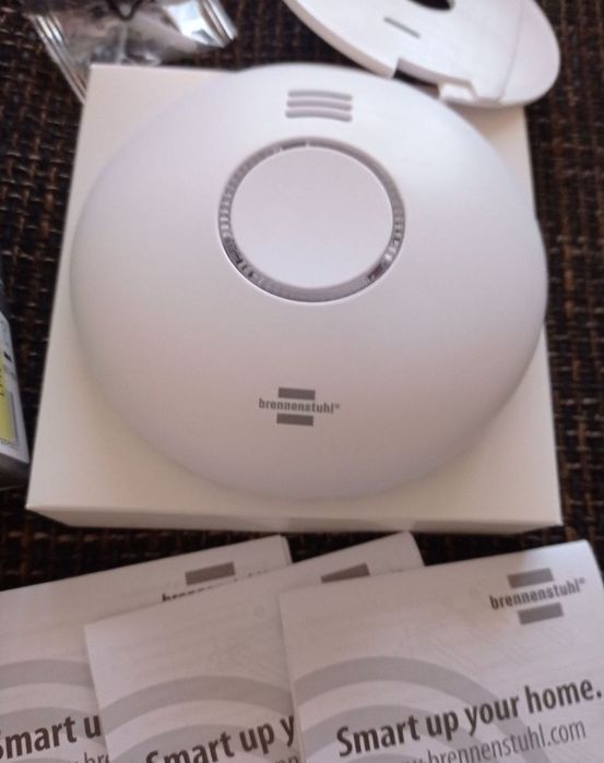 Detectorul de fum brennenstuhl®Connect Wifi vă alarmează imediat cu un