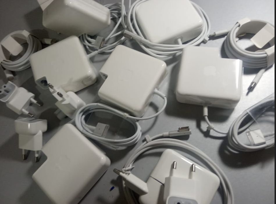 на MacBook - зарядка, блок питания .