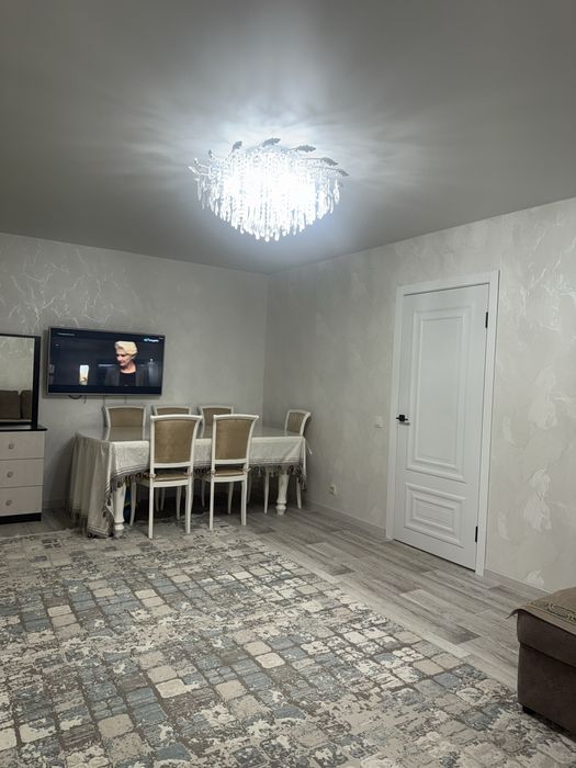 Продается большой белый стол