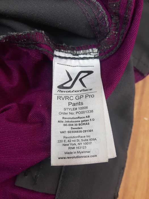 Pantaloni Revolution Race.