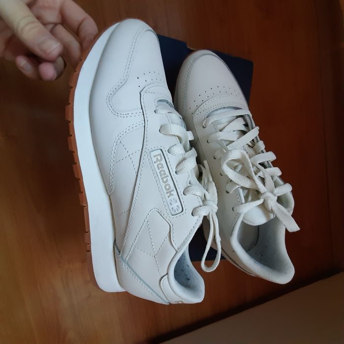 Дамски маратонки рийбок кожени, бели .В отлично състояние, са .