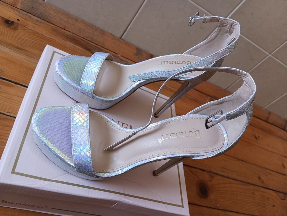 Обувки на висок ток с преливащи цветове