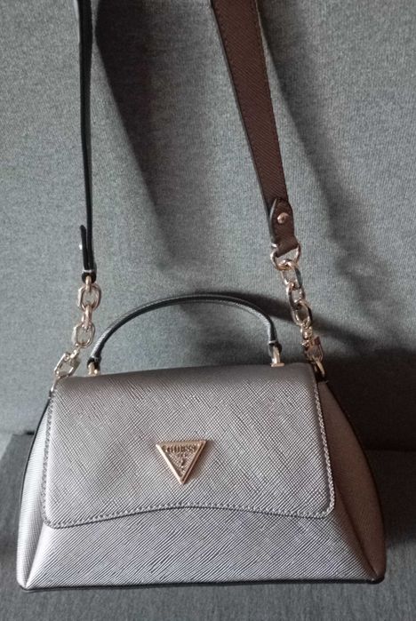 Чанта дамска Guess
в сиво HWEZM9 51220.