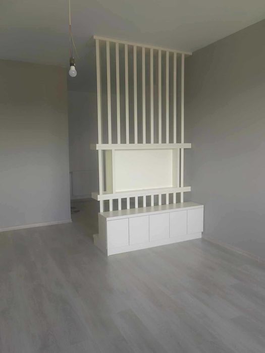 Vand riflaj care incorporeaza un televizor de 108cm, cu comoda atasata