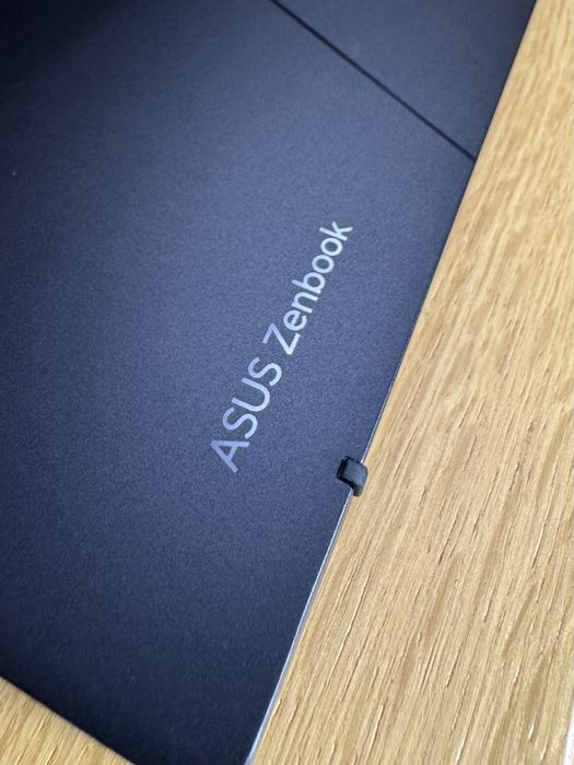 ASUS Zenbook 14 OLED UM3406H – stare excelentă