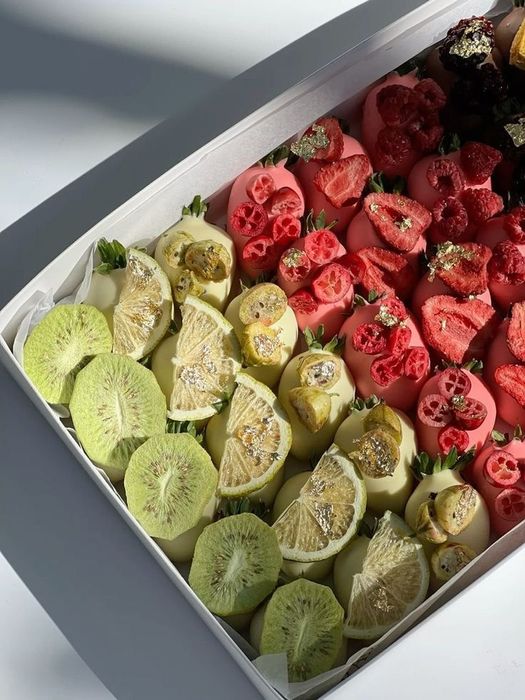 Фрукты в шоколаде и клубника