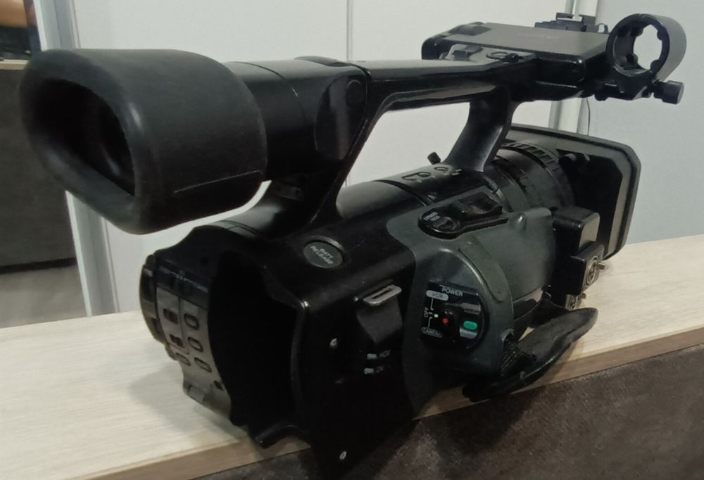 Продаю видеокамеру SONY HDV Z-1E