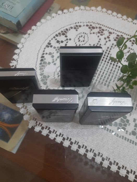 Продавам метални кутий за  Davidof