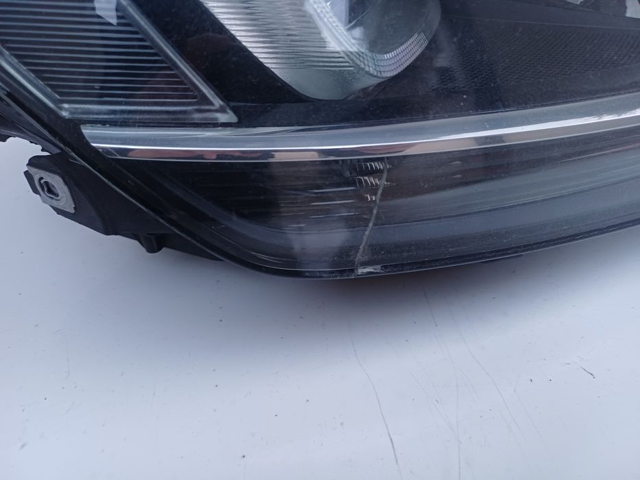 Десен фар за Vw Golf 7 {Ксенон}