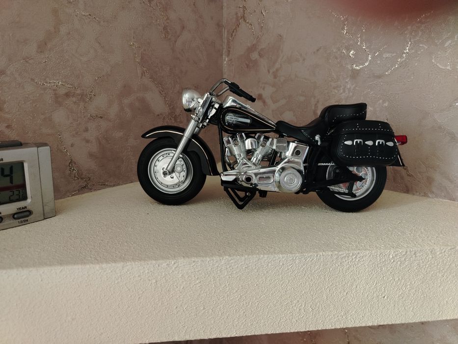 Продам масштабную  модель мотоцикла Харлей Девидсон