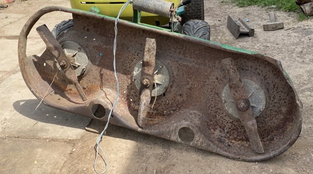 Masa taiere tractoras gazon