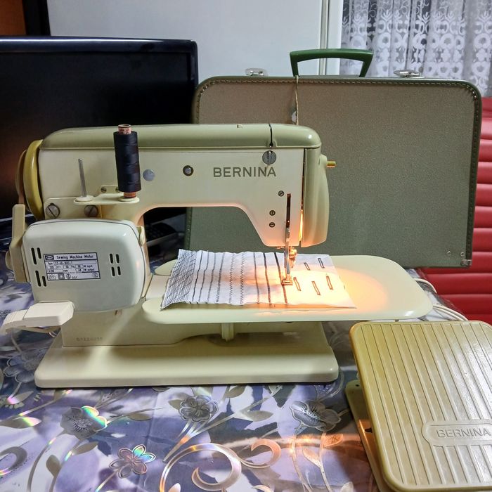 Masina de cusut BERNINA model 700  în totalitate din metal