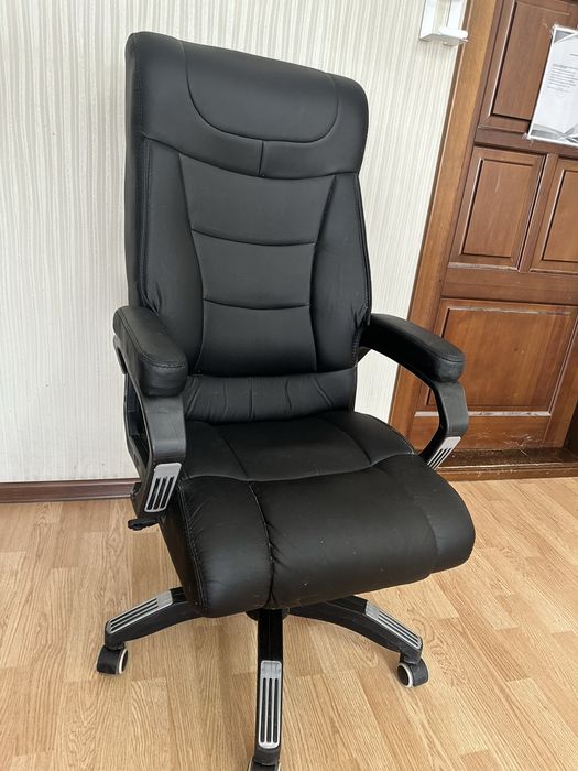 Кресло офисное, мягкое, удобное, на колёсах